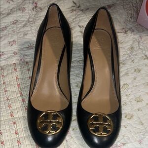 Tory Burch Black and Gold Women's Pumps